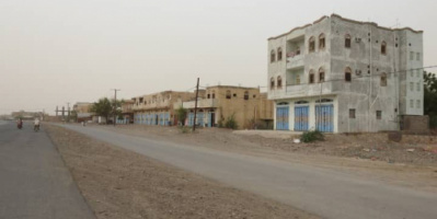 بمختلف الأسلحة..مليشيا الحوثي تستهدف منازل المواطنين في حيس