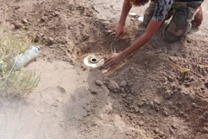 هندسة المشتركة تنزع وتفكّك 82 لغماً حوثياً مضادة للدروع و 13 عبوة ناسفة داخل حي سكني