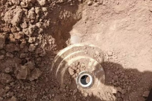 هذا ما وجدته فرقه هندسة داخل حي سكني بالحديدة 