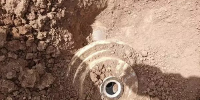 هذا ما وجدته فرقه هندسة داخل حي سكني بالحديدة 