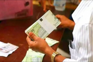 انهيار متواصل للريال اليمني .. تعرف على أسعار الصرف في عدن وصنعاء وحضرموت اليوم السبت 