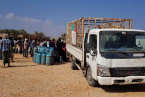 "خليفة الإنسانية" تواصل تقديم اسطوانات الغاز المنزلي لمناطق غرب سقطرى