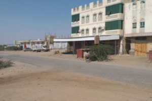  مليشيات الحوثي تستهدف سوقاً شعبياً في مدينة حيس وتصيب مواطناً بجروح