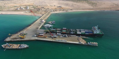 حكومة المناصفة تنفي مزاعم إدخال الإمارات عربات عسكرية وذخائر لميناء سقطرى