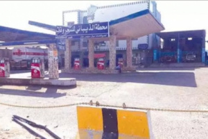 دون أية رقابة .. تخبط في أسعار الوقود بمحطات عدن 
