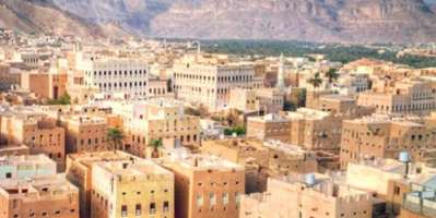 أمن تريم يضبط شخصين الأول متهم بسرقة محل تجاري والأخر متخصص بسرقة مبالغ مالية من السيارات