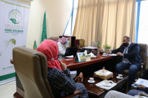 سلمان للإغاثة يتابع مشروع الخدمات التعليمية بعدن 