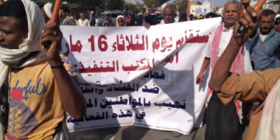 زنجبار تنتفض على مسؤولي أبين الفاسدين وتطالب بطردهم 