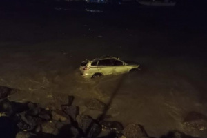 عاجل.. سقوط سيارة في البحر ونجاة سائقها بمدينة المكلا