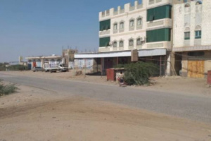 المليشيات تواصل تصعيدها.. قصف مدفعي حوثي يستهدف منازل السكان في حيس