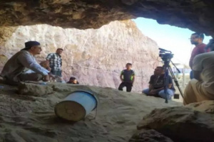 شاهد كيف عثر المختصون على مقبرة أثرية في حضرموت 