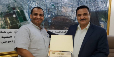 تقديراً لجهوده برفع الإيرادات .. مدير الواجبات الزكوية بعدن يكرم مأمور المنصورة 