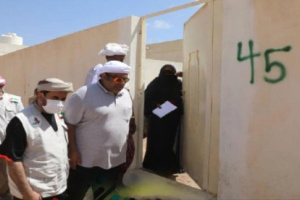 "مؤسسة خليفة" توزع مساعدات مالية للأسر السقطرية
