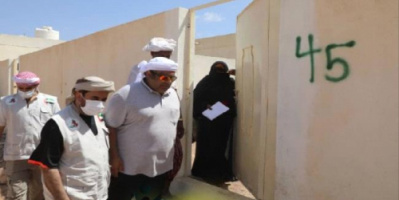 "مؤسسة خليفة" توزع مساعدات مالية للأسر السقطرية