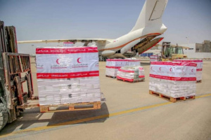 طائرة إماراتية تحط في مطار الريان بالمكلا