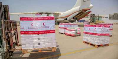 طائرة إماراتية تحط في مطار الريان بالمكلا