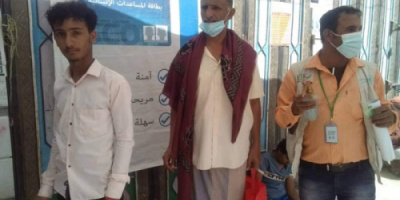 انتقالي ردفان يتفقد سير العمل بمراكز حوالات الغذاء العالمي