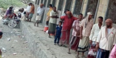 الصليب الأحمر يختتم الجولة الثالثة من توزيع المساعدات النقدية للأسر الفقيرة بالمخا 
