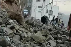 نجاة ركاب حافلة من انهيار صخري في إب 