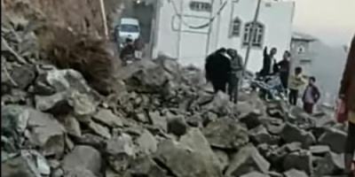 نجاة ركاب حافلة من انهيار صخري في إب 