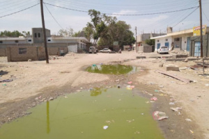 تحول شوارع جعار إلى بحيرات راكدة ينذر بحميات جديدة 