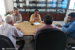 مدير عام البريقة يناقش  احتياجات المديرية من المشاريع الكهربائية العاجلة 