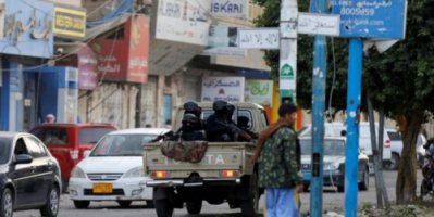عكاظ: مليشيا الحوثي تلاحق التجار وتفرض الجوع