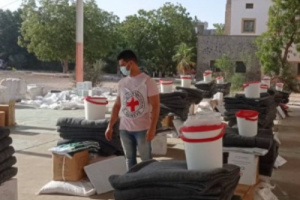 الصليب الأحمر يقدم مستلزمات منزلية لـ245 شخصاً في دار سعد