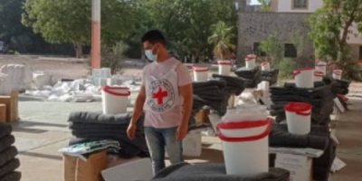 الصليب الأحمر يقدم مستلزمات منزلية لـ245 شخصاً في دار سعد