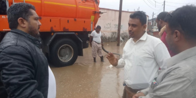 مأمور البريقة يوجه بتصريف مياه الأمطار من شوارع المديرية