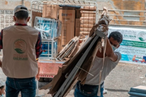 مؤسسة طيبة تدشن أعمال توريد و نقل الاثاث الطبي لعيادة التغذية في لحج