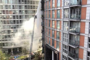 أكثر من 100 رجل إطفاء يحاولون السيطرة على حريق في مبنى سكني بلندن