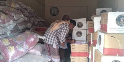 انتقالي خنفر يدشن مشروع توزيع السلال الغذائية لأسر الشهداء بالمديرية