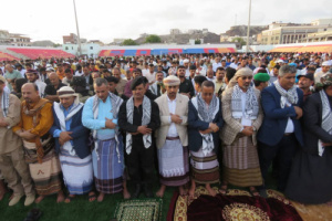 الرئيس الزُبيدي يؤدي صلاة عيد الفطر المبارك بالعاصمة عدن ويتبادل التهاني مع جموع المواطنين