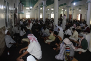 قيادة انتقالي المهرة تؤدي صلاة عيد الفطر مع جموع المصلين بمدينة الغيضة