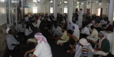 قيادة انتقالي المهرة تؤدي صلاة عيد الفطر مع جموع المصلين بمدينة الغيضة