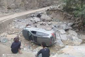 إنقلاب سيارة في نقيل هيجة العبد بين تعز وعدن