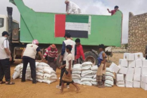 خليفة الإنسانية تُسير قافلة مواد غذائية لاهالي دكسم بسقطرى