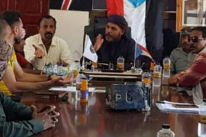 رئيس انتقالي سقطرى يتلقى 694 عداد كهرباء تالف من دكسم باور