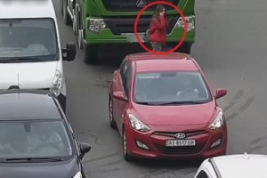 شاهد بالفيديو: فتاة تعبر شارع مزدحم وهي تتحدث بالهاتف.. وأثناء مرورها أمام شاحنة حدثت المفاجأة!