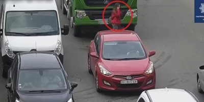 شاهد بالفيديو: فتاة تعبر شارع مزدحم وهي تتحدث بالهاتف.. وأثناء مرورها أمام شاحنة حدثت المفاجأة!