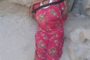 جريمة بشعة تهز اليمن.. شاهد ما فعلته المليشيات بهذه المرأة اليمنية وبكل وحشية أمام منزلها حتى ماتت بسبب إبنها المطلوب أمنياً 