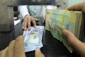 الريال اليمني يواصل التراجع في عدن ويستقر في صنعاء وعمولة التحويل ترتفع إلى 55% (أسعار الصرف اليوم)