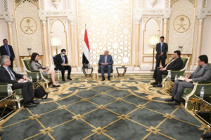 بعد أنباء وفاته.. الرئيس هادي يظهر بهذا الشكل.. شاهد
