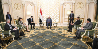 بعد أنباء وفاته.. الرئيس هادي يظهر بهذا الشكل.. شاهد