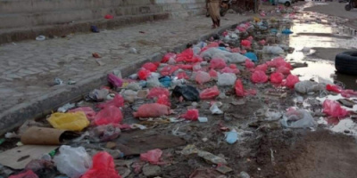 مواطنو عتق يستنكرون إهمال السلطة الإخوانية للخدمات