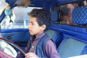 شاهد .. طفل يمني يثير دهشة واعجاب الملايين بخطوة جريئة وشجاعة لإنقاذ عائلته من موقف عصيب (صور)