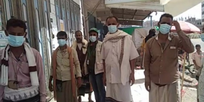 قيادة انتقالي ردفان تتفقد عملية صرف الحوالات النقدية للمستفيدين من برنامج الغذاء العالمي