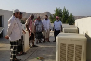 توزيع مساعدات غذائية إماراتية على سكان قبهاتن في سقطرى