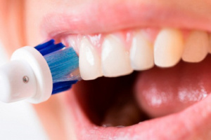 لماذا لا يجب تنظيف الأسنان مباشرة بعد الطعام؟ إليكم السبب